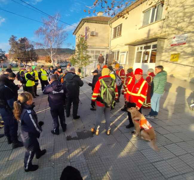 Пернишките спасители от отряда за аварийно–спасителни дейности се изтеглиха от акцията по спасяването на 13 – годишния Николай от гурковското с. Конаре