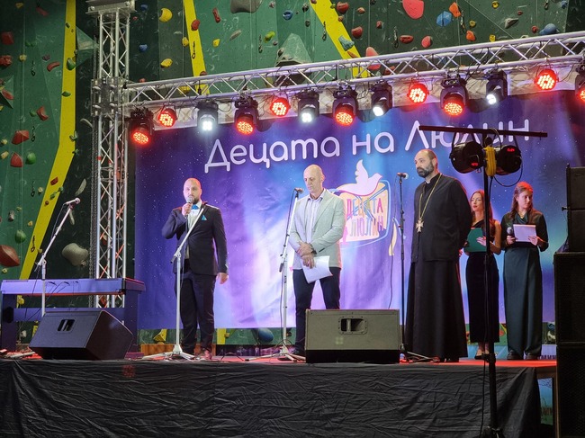 Над 280 деца от столичния район "Люлин" участваха в коледния концерт ''Тиха е и свята, нощта, която ражда светлината''