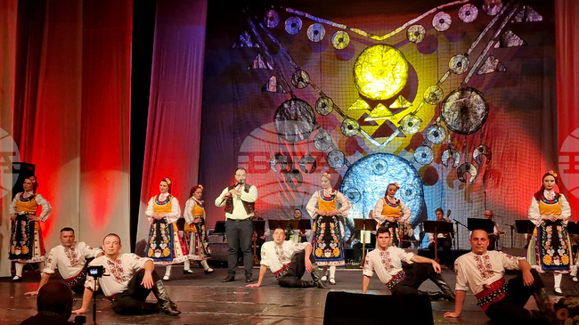 Пътешествие из богатството на българските фолклорни традиции ще предложи Коледният концерт-спектакъл на Капанския ансамбъл в Разград