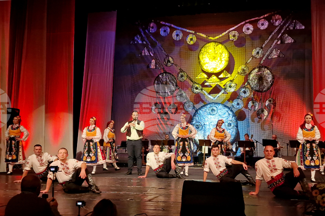 Капанският ансамбъл в Разград поздрави своите почитатели със специален великденски концерт