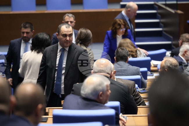 Парламентът попълни съставите на бюджетната и правната комисии, без да избере ръководствата им