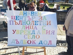 Троян - коледен базар - сувенири - украшения - социални услуги