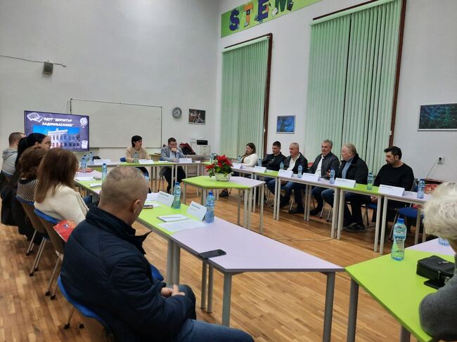 На кръгла маса в Свищов бe обсъден приемът на ученици в дуална форма на обучение през 2025/2026 г.