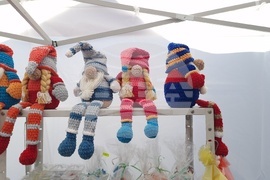 Троян - коледен базар - сувенири - украшения - социални услуги