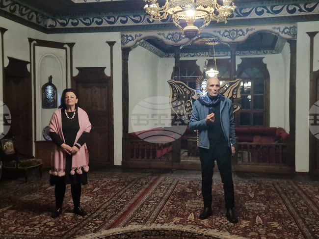 Иван Иванов подреди изложба от дървопластика в Сарафската къща в Самоков