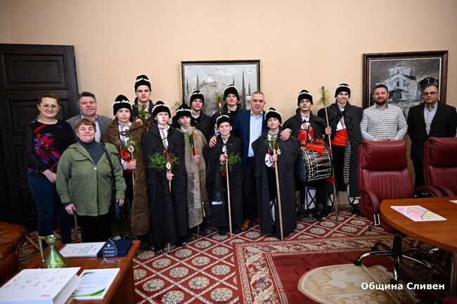 Община Сливен: Коледари от НЧ „Изгрев-1936“ – село Глуфишево поздравиха кмета Стефан Радев