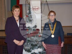 Председателят на БАН чл.-кор. Евелина Славчева връчи почетния знак "Марин Дринов" на лента на акад. Светланка Куюмджиева и на акад. Вася Банкова. Снимка: БАН 