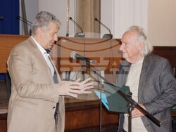 На заседанието на САЧК ректорът на НАТФИЗ чл.-кор. Мирослав Дачев връчи на акад. Людмил Стайков награда на ректора за цялостна дейност. Снимка: БАН