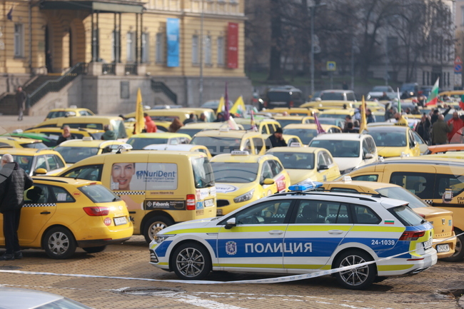 Taxi Drivers Stage New Protest Against Increase of Third Party Liability Insurance 