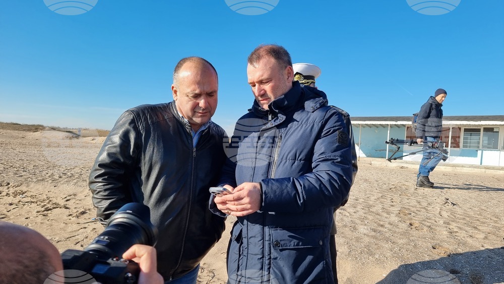 Няма пряка опасност за българските териториални води от аварията в Керченския проток, каза Петър Димитров в Дуранкулак