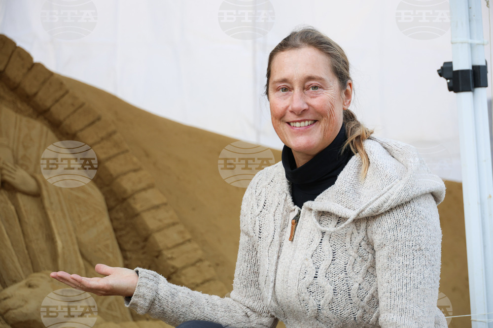 Популярната в Бургас пясъчна скулпторка Реми Хогард спечели два медала от американско първенство, представяйки България