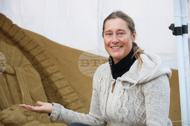 Популярната в Бургас пясъчна скулпторка Реми Хогард спечели два медала от американско първенство, представяйки България