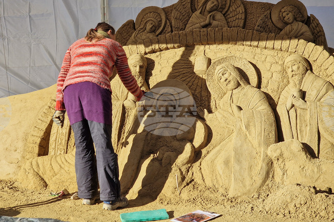 Скулптурата "Пясъчно Рождество" пред сградата на Община Бургас е почти готова