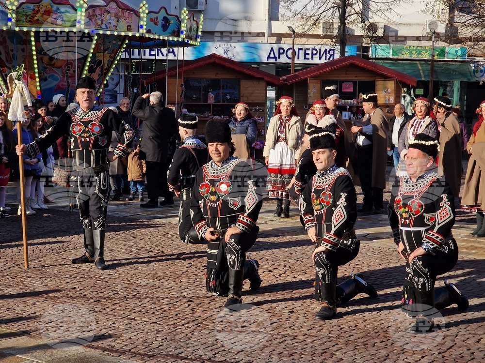 Коледарска програма изпълниха артистите от ансамбъл „Мизия“ и възпитаници на ученическа фолклорна група в Търговище