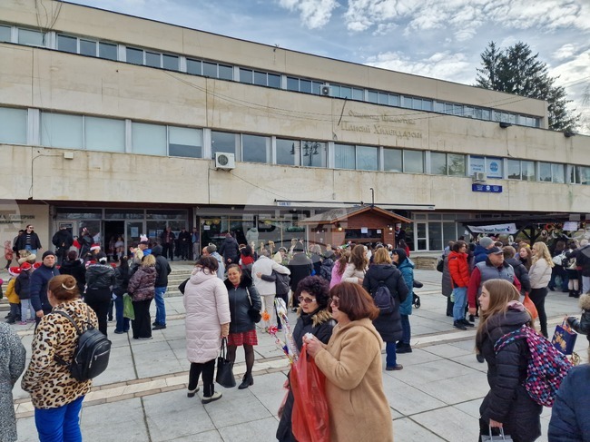 Ученически коледен базар се състоя в центъра на Самоков