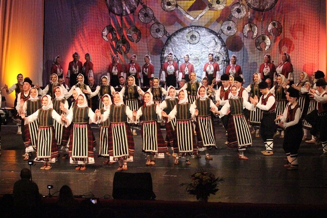 Коледен подарък от Капанския ансамбъл за разградчани