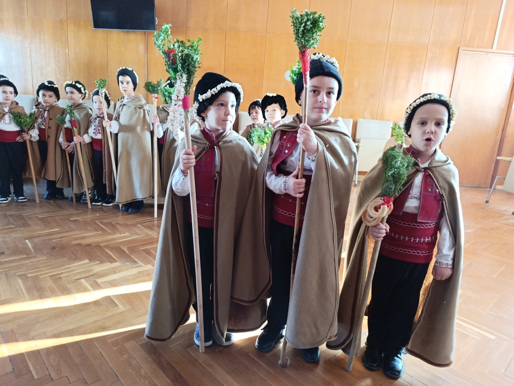 Коледари и сурвакари от ДГ „Смехорани“ гостуваха в Община Шумен