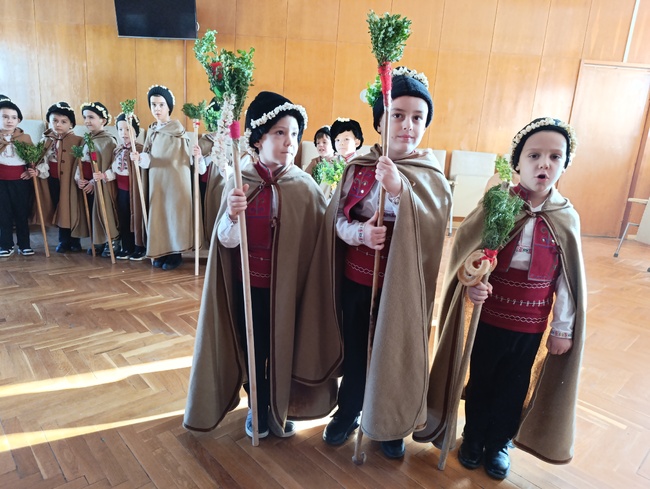 Коледари и сурвакари от ДГ „Смехорани“ гостуваха в Община Шумен