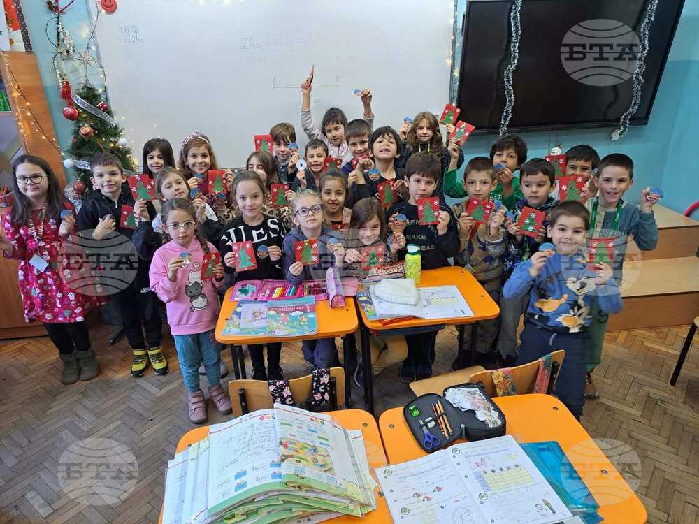 Ученици на училище „Св. св. Кирил и Методий“ във Виена изпратиха на свои връстници в София коледни картички и магнити