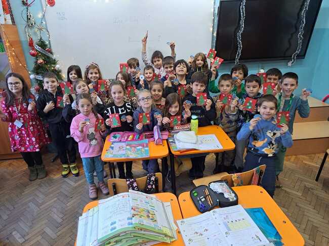 Ученици на училище „Св. св. Кирил и Методий“ във Виена изпратиха на свои връстници в София коледни картички и магнити