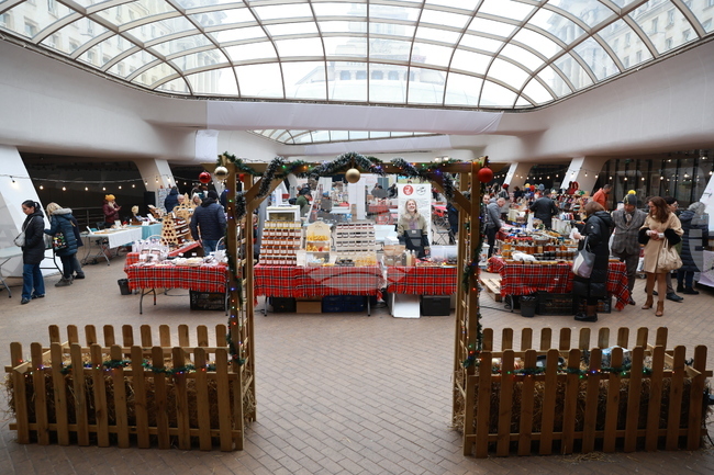 Над 60 малки български производители на храни и напитки, занаятчии и артисти участват във фестивала "Моята Еко Коледа" в столичното Ларго