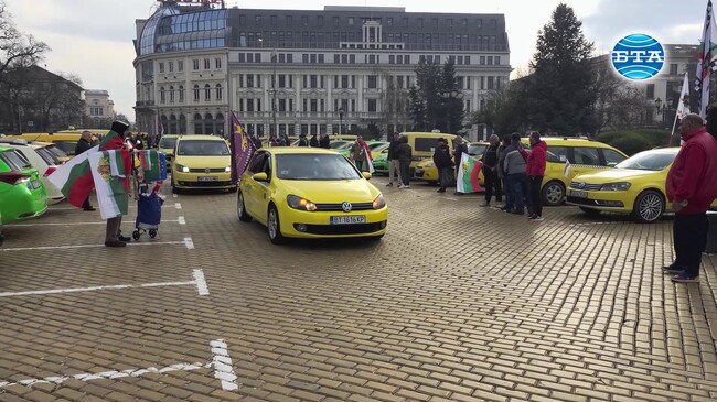 Протестиращи таксиметрови шофьори се събраха в центъра на София