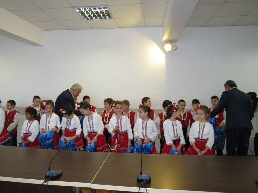 Коледари наричаха за здраве и успехи в Областна администрация Шумен 