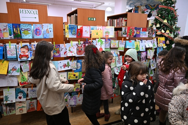 Над 1140 деца участваха в конкурс за коледна картичка и оригинално коледно пожелание на сливенската регионална библиотека
