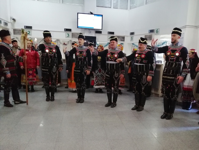 Добри гости коледари посетиха офиса на НАП Търговище