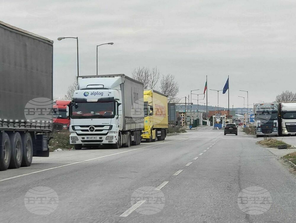 Интензивен е трафикът за товарни автомобили на изход от страната на граничния пункт "Лесово"