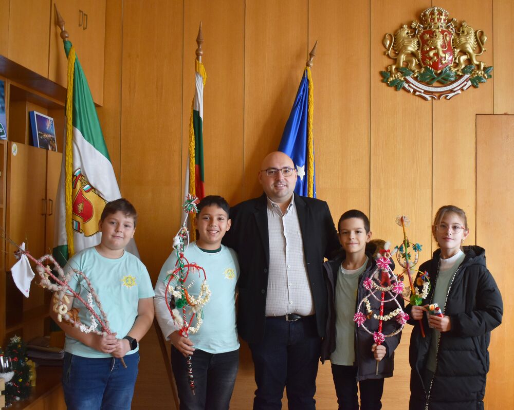 Полазници от две разградски училища посетиха Община Разград на Игнажден