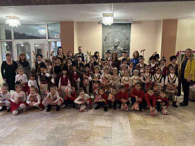 Празнично настроение в Община Стара Загора: Коледари посетиха институцията на Игнажден