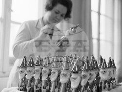 Дейността на ТПК „Искра'' в София  за производство на детски играчки и елхови украшения