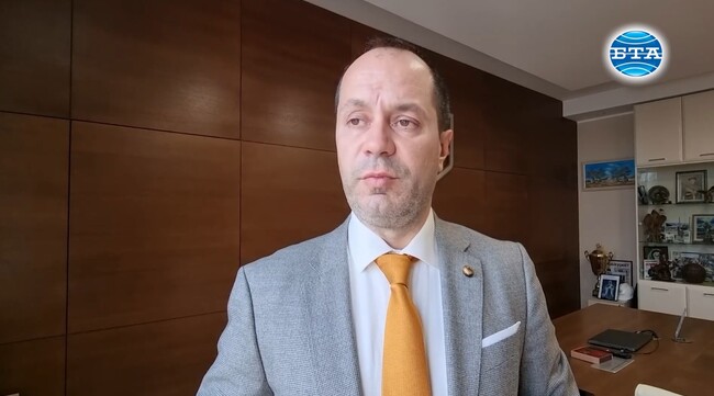 "Ботев Враца е отбор на феновете и те трябва да показват своята подкрепа на стадиона, не пред телевизионните екрани", обяви кметът на Враца Калин Каменов