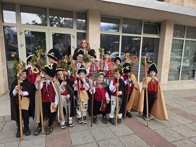 Коледари от клуб "Родолюбие" при общински детски комплекс - Петрич пожелаха на кмета и общинските съветници здраве, успехи, късмет и благоденствие