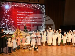 Коледната програма изненада присъстващите с невероятното изпълнение на сцената на Рождество от Детския ангелски хор.