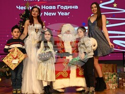 Децата получиха подаръци от Дядо Коледа.