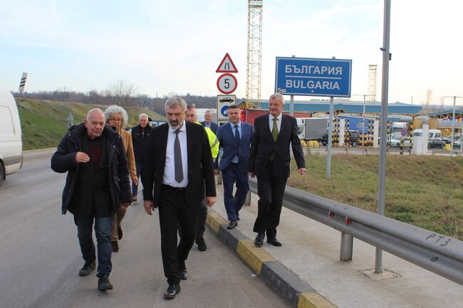 ОА Русе: Напълно възстановиха движението в двете ленти по Дунав мост при Русе