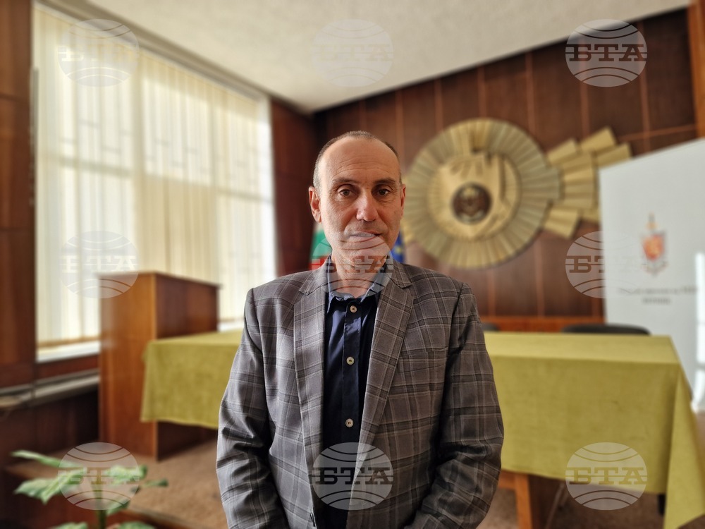 Служителите на Районното управление в Радомир направиха благотворителни календари с детски рисунки