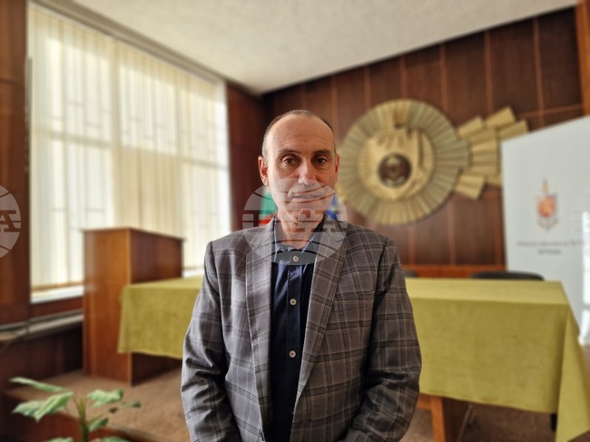 Служителите на Районното управление в Радомир направиха благотворителни календари с детски рисунки