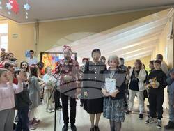 Зам.-министър Емилия Лазарова връчи приза ''учител на годината'' на старши учителя по математика Паулина Павлова.