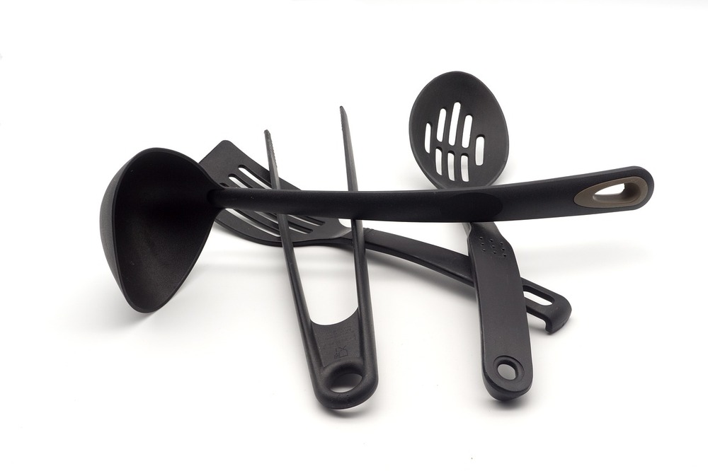 Черните пластмасови кухненски прибори са по-безопасни, отколкото беше обявено