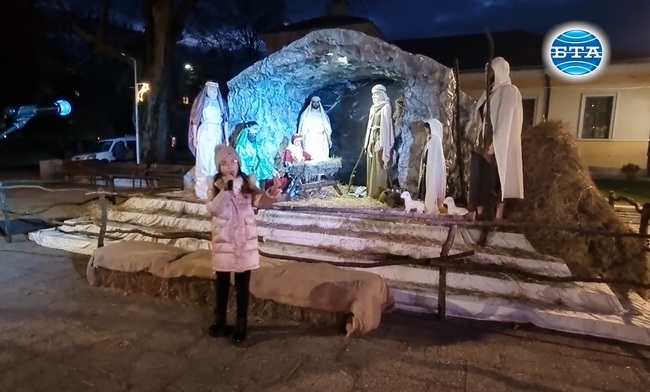 Художествена възстановка на Христовото Рождество беше изградена край църквата „Свето Успение Богородично“ в Кюстендил