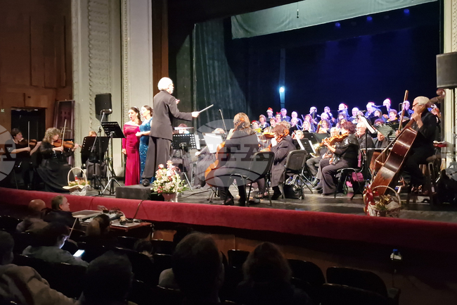 Коледни песни звучаха в концерт на Хор „Железни струни“ и Разградската филхармония