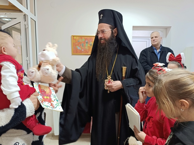 Митрополит Арсений дари молитвеници и играчки на пациентите на Детското отделение на Областната болница в Сливен