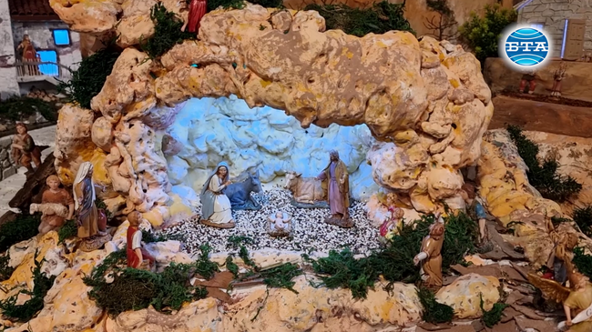  Католическата църква в Русе посреща миряните с ръчно изработен 12-метров макет на Витлеем и на Рождественската пещера