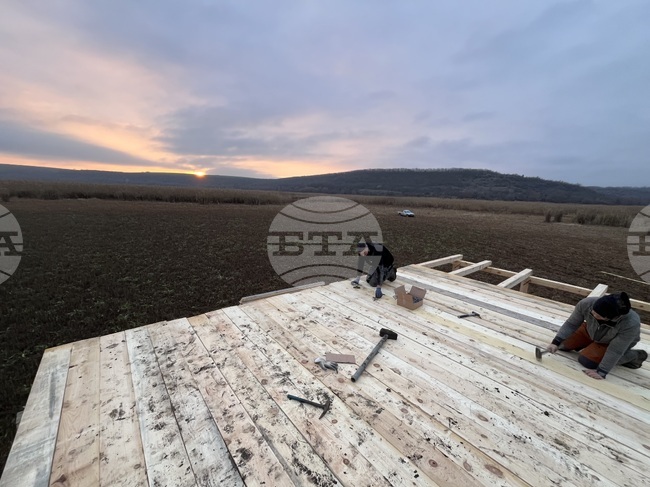 Нова платформа за гнездене на къдроглавите пеликани е изградена в резервата „Сребърна“