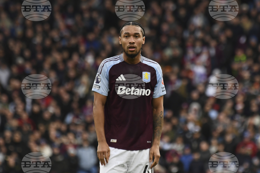 Астън Вила продължи договора на Бубакар Камара