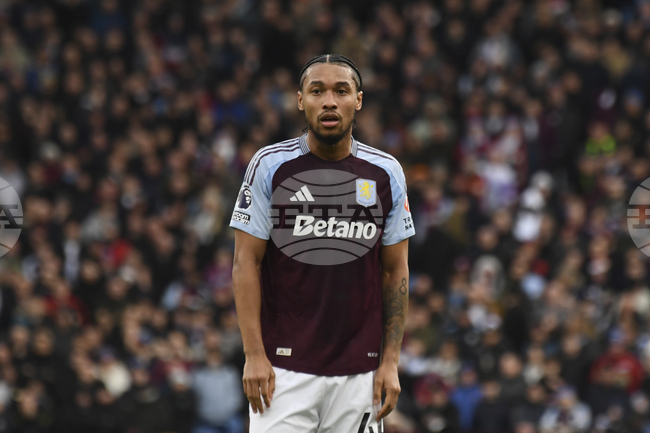 Астън Вила продължи договора на Бубакар Камара