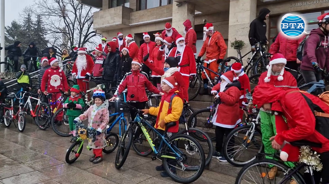 Десетки колоездачи се включиха в традиционното велосипедно шествие "Коледа на колела" в Шумен
